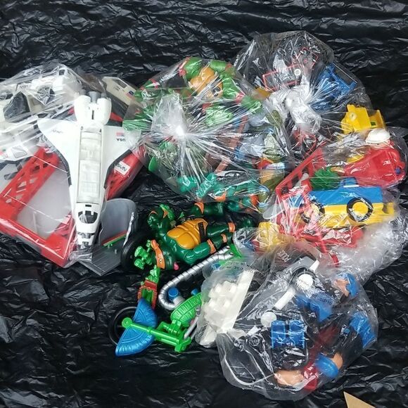 Mystery Box Bundle! Little toys - Picture 1 of 11